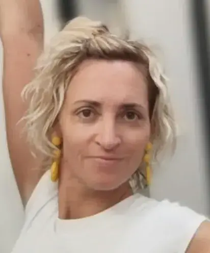 Valérie BIES -alignement yoga - wall yoga